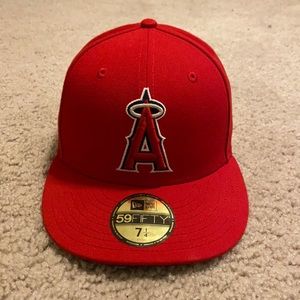 Angles fitted hat